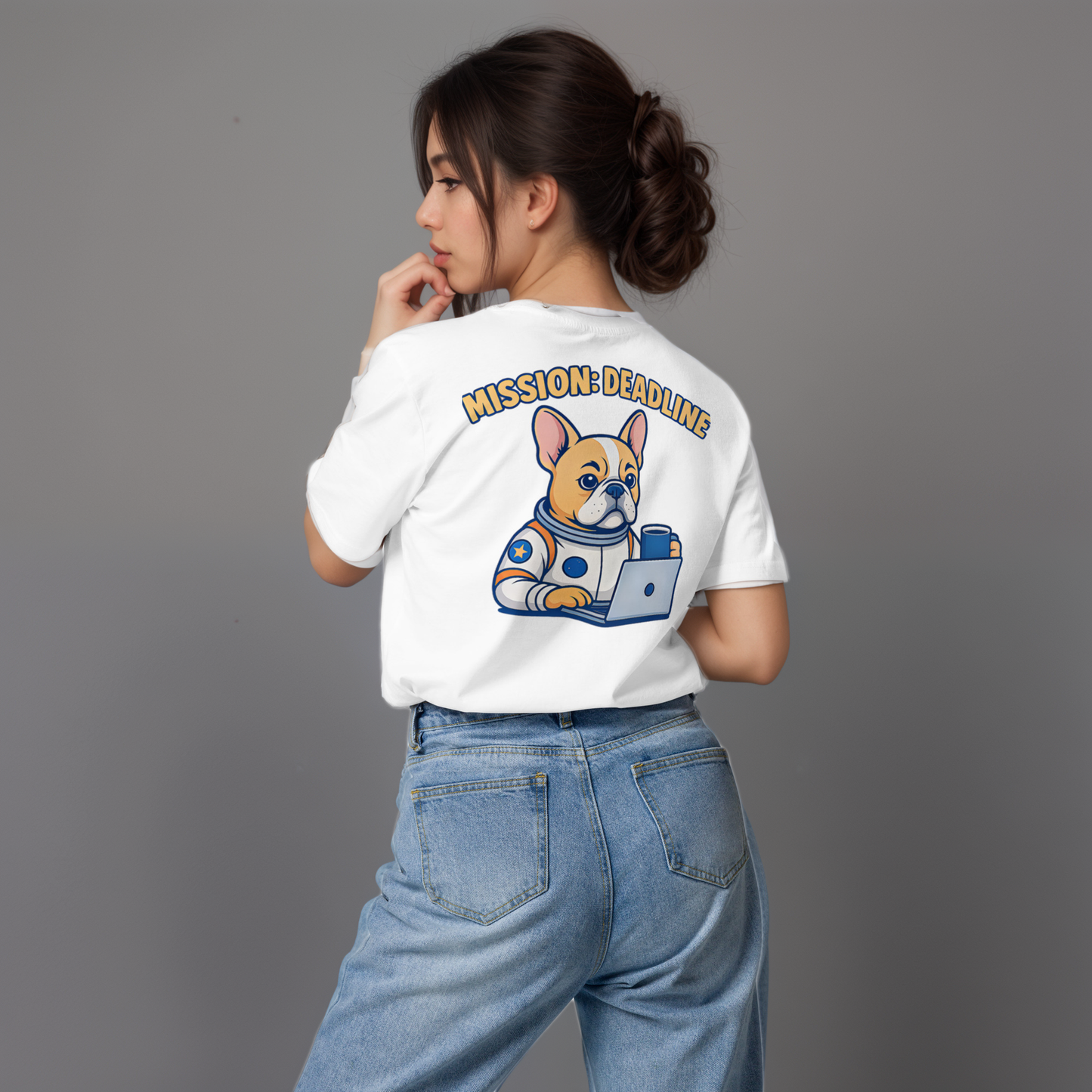 Mission: Deadline – Unisex T-Shirt aus Bio-Baumwolle mit Astronaut-Frenchie