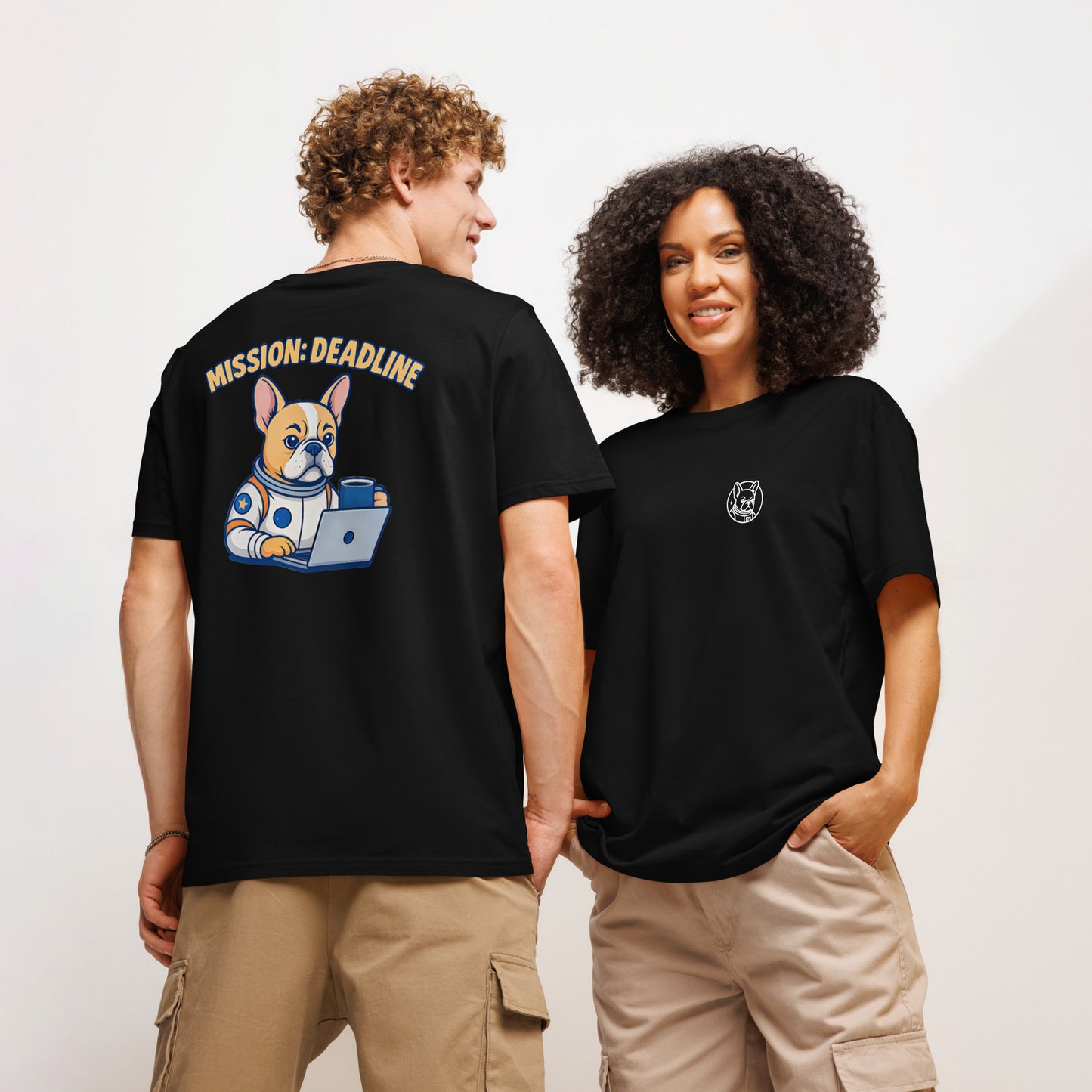 Mission: Deadline – Unisex Bio-T-Shirt mit geripptem Kragen und Astronaut-Frenchie
