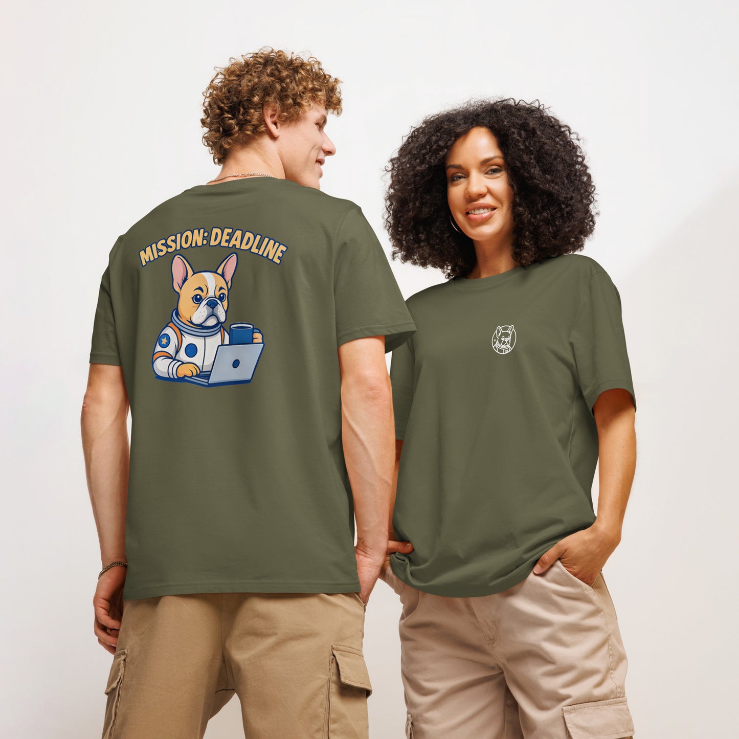 Mission: Deadline – Unisex Bio-T-Shirt mit geripptem Kragen und Astronaut-Frenchie