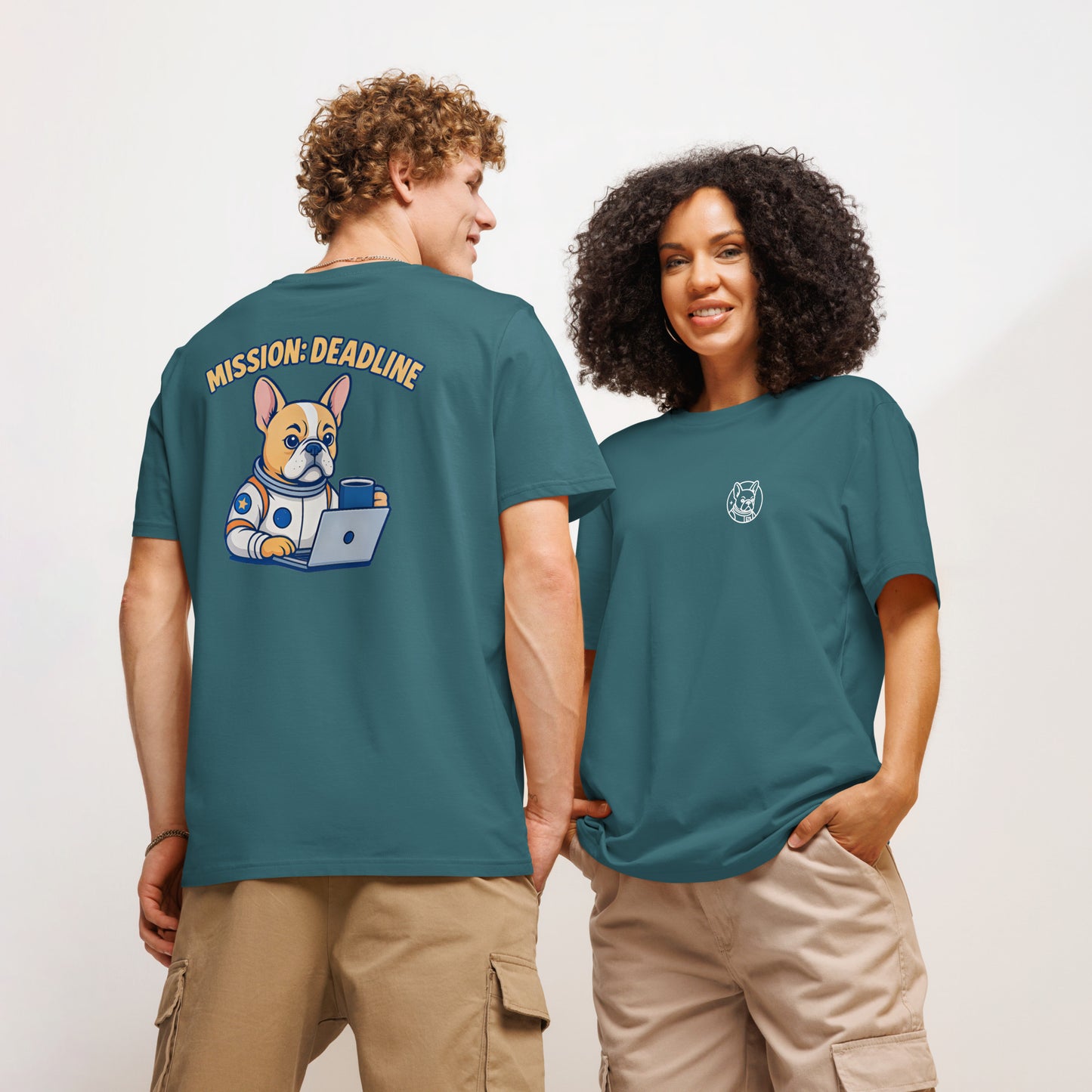 Mission: Deadline – Unisex Bio-T-Shirt mit geripptem Kragen und Astronaut-Frenchie