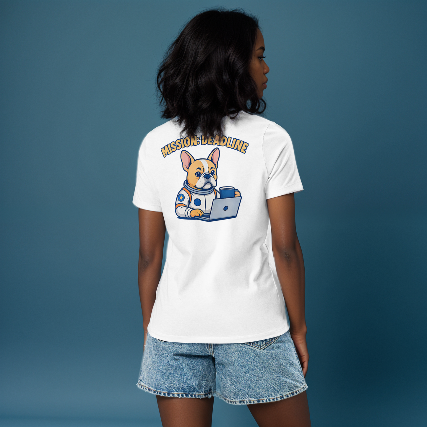 Mission: Deadline – Women’s Relaxed Fit T-Shirt mit Astronaut-Frenchie